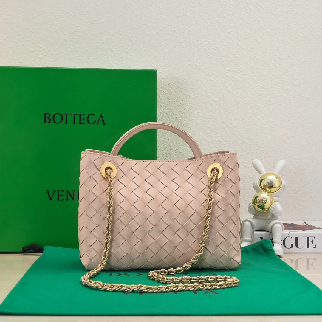 Batch 1960 BOTTEGA VENETA 2024 spring and summer new small ANDIAMO chain bag is also available! 🔥🔥I believe many friends have been waiting for a long time. The metallic chain adds a touch of sophistication to the original softness and elegance of Andiamo. The collision of classic craftsmanship and elegance creates a different kind of beauty. Style number: 6008 Size: 25*22*10.5cm